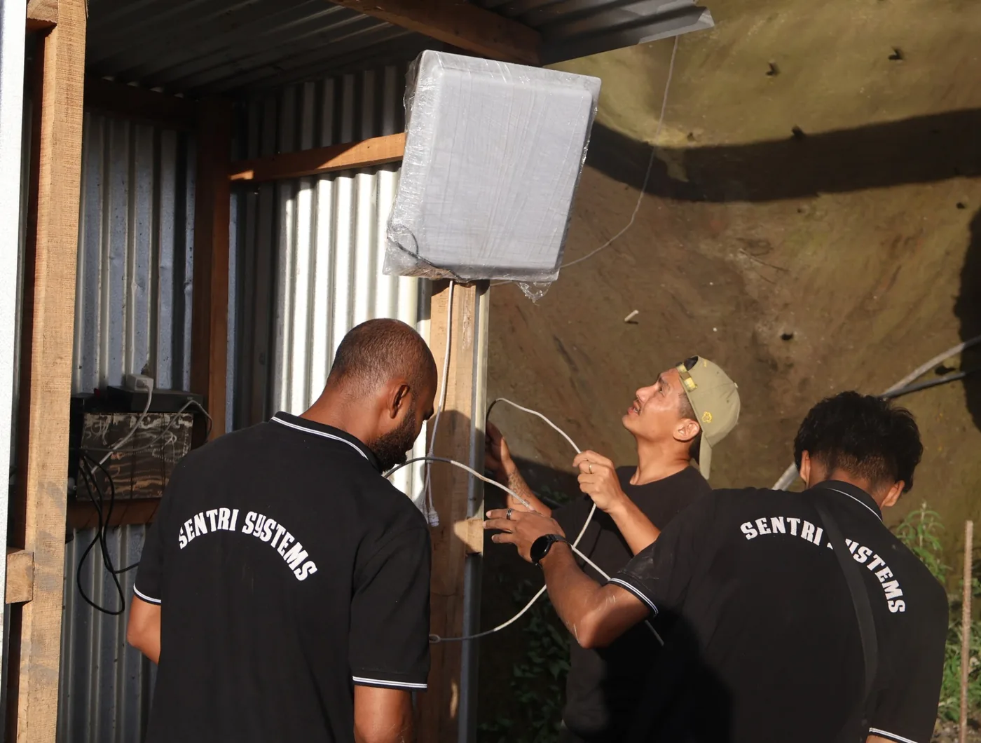 Sentri team installing a wireless link inside a tunnel for Vensar